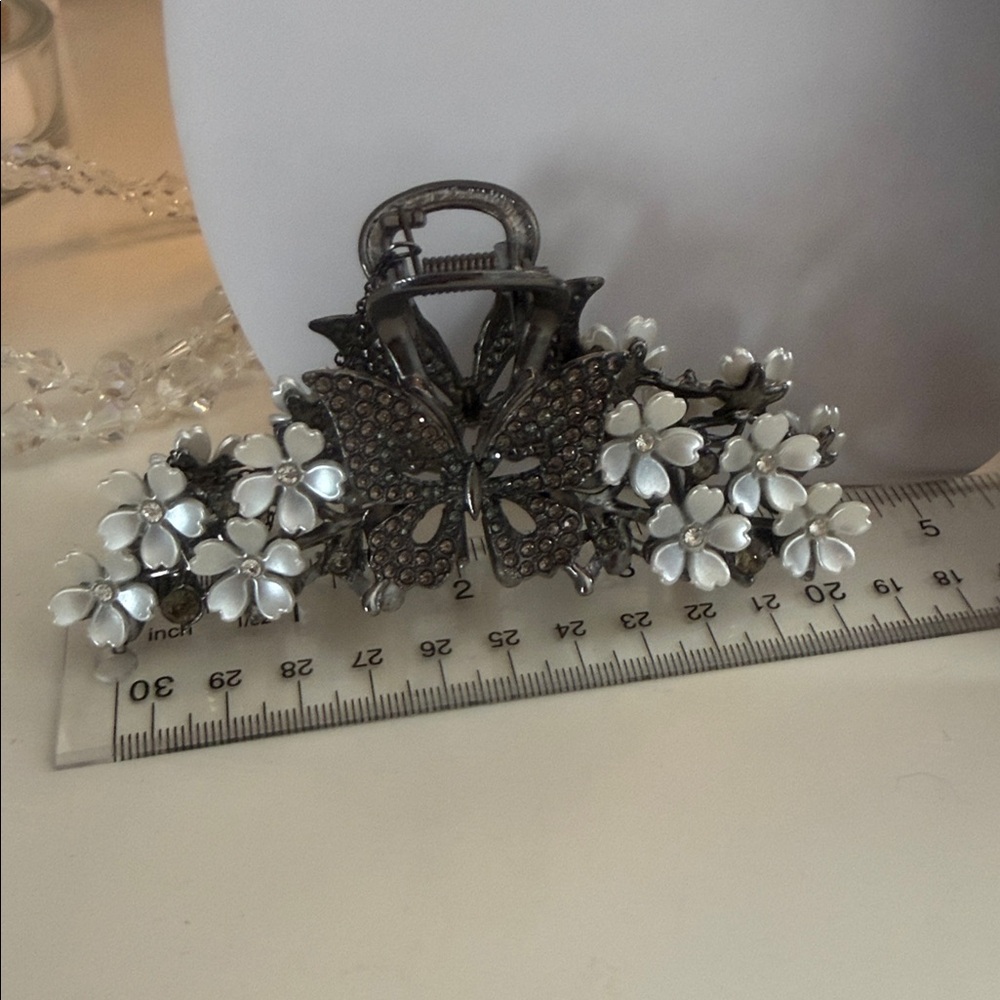 Elegant Butterfly Hair Clip with Pearls - Picture 5 of 5